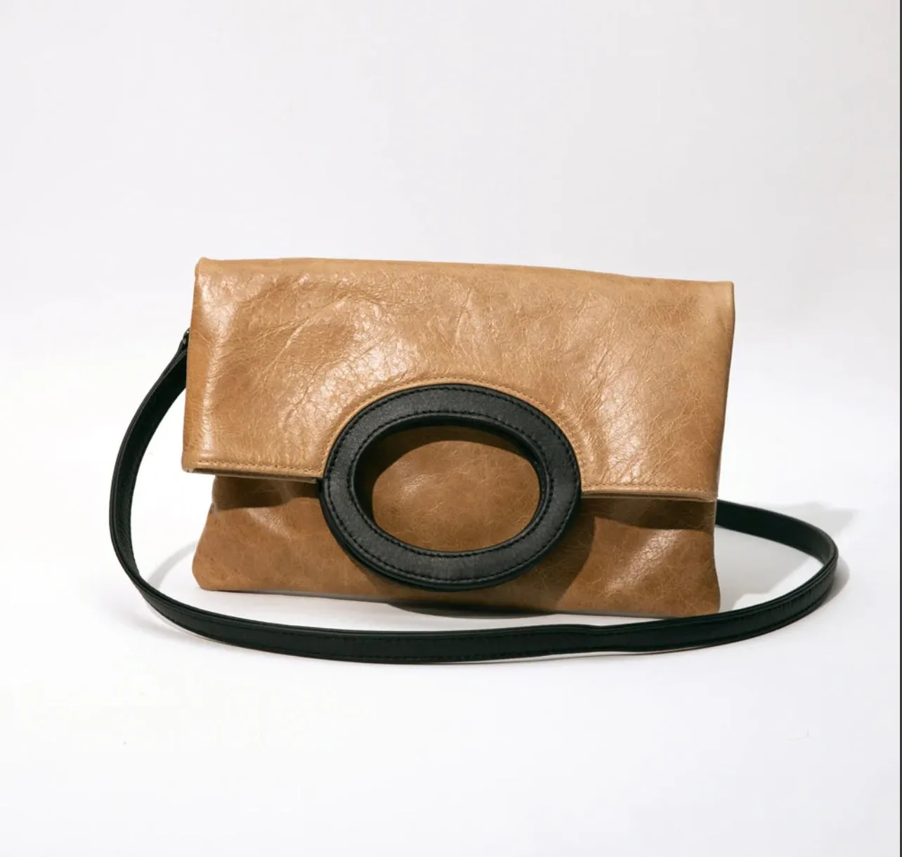 Cloud leather clutch in light camel by Pessoa